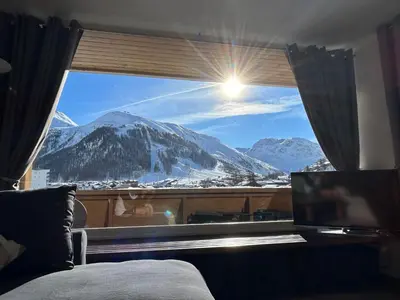 Vue générale sur la montagne ou vue sur la montagne depuis l'appartement
