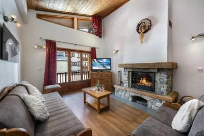 Télévision ou salle de divertissement dans l'établissement Les Suites du Val Claret by ExplorHome