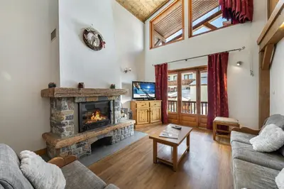Télévision ou salle de divertissement dans l'établissement Les Suites du Val Claret by ExplorHome