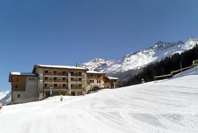 Vue générale sur la montagne ou vue sur la montagne depuis l'hôtel