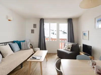 Coin salon dans l'établissement Appartement cosy proche pistes - Balcon et Wifi - FR-1-181-1017