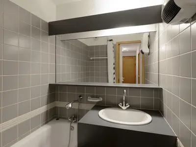 Salle de bains dans l'établissement Appartement cosy proche pistes - Balcon et Wifi - FR-1-181-1017
