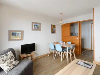 Télévision ou salle de divertissement dans l'établissement Appartement cosy proche pistes - Balcon et Wifi - FR-1-181-1017