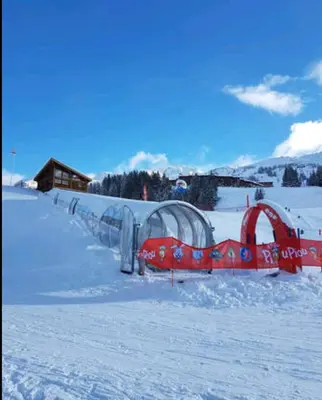 L'établissement Duplex face aux pistes en hiver