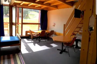 Télévision ou salle de divertissement dans l'établissement Duplex face aux pistes