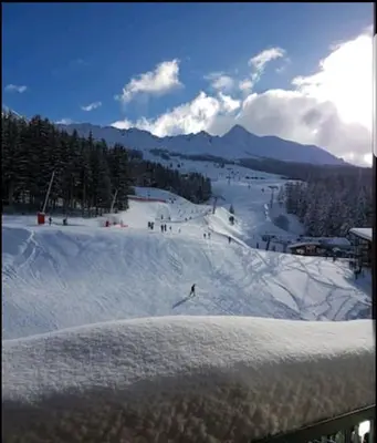 L'établissement Duplex face aux pistes en hiver