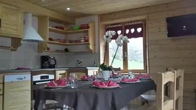 Cuisine ou kitchenette dans l'établissement Chalet Le Bois Joli
