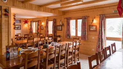 Restaurant ou autre lieu de restauration dans l'établissement Chalet Coeur des Brévières by Chalet Chardons