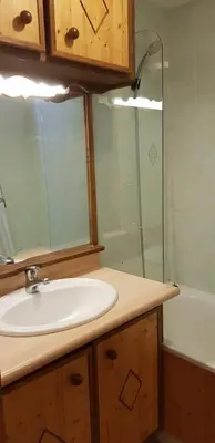 Salle de bains dans l'établissement Alpes Roc