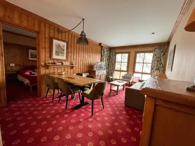 Coin salon dans l'établissement Le Refuge du Montagnard, Arc 1950, Skis aux pieds, Spa