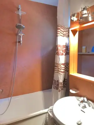 Salle de bains dans l'établissement MyHome - Plein Soleil 47 - Studio cabine 4 pax skis aux pieds Val Claret