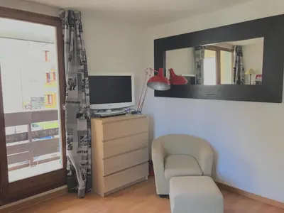 Télévision ou salle de divertissement dans l'établissement MyHome - Plein Soleil 47 - Studio cabine 4 pax skis aux pieds Val Claret