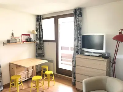 Télévision ou salle de divertissement dans l'établissement MyHome - Plein Soleil 47 - Studio cabine 4 pax skis aux pieds Val Claret