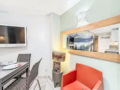 Télévision ou salle de divertissement dans l'établissement Studio Le Sefcotel - Val Claret-22 by Interhome