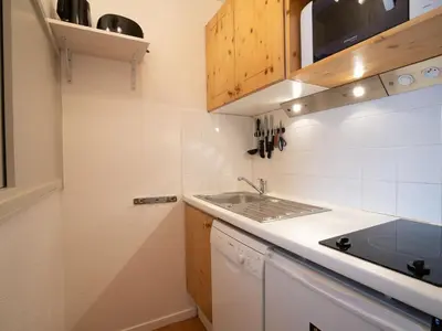 Cuisine ou kitchenette dans l'établissement Studio Le Hameau du Borsat - Val Claret-11 by Interhome