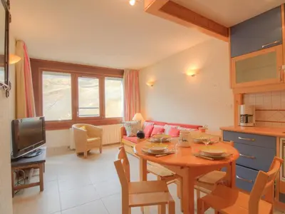 Coin salon dans l'établissement Apartment Le Curling B - Val Claret-37 by Interhome