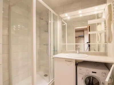 Salle de bains dans l'établissement Apartment Le Curling B - Val Claret-37 by Interhome
