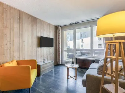 Télévision ou salle de divertissement dans l'établissement Apartment Le Pramecou - Val Claret-14 by Interhome