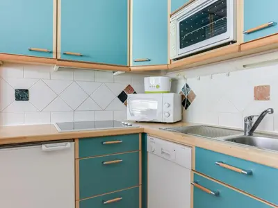 Cuisine ou kitchenette dans l'établissement Studio Palafour - Le Lac-2 by Interhome