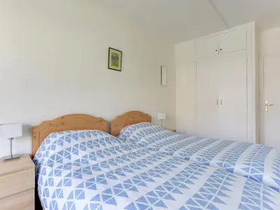 Un ou plusieurs lits dans un hébergement de l'établissement Apartment Le Bec Rouge - Le Lac-5 by Interhome