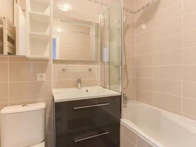 Salle de bains dans l'établissement Apartment Le Bec Rouge - Le Lac-5 by Interhome