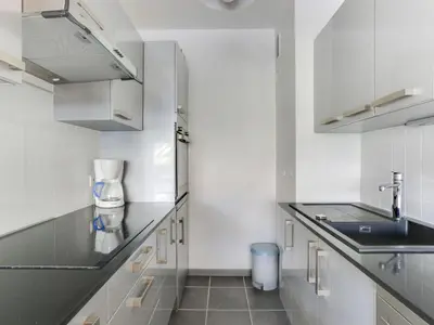 Cuisine ou kitchenette dans l'établissement Apartment Le Bec Rouge - Le Lac-5 by Interhome