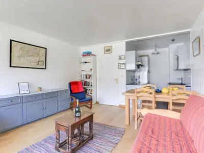 Cuisine ou kitchenette dans l'établissement Apartment Le Bec Rouge - Le Lac-5 by Interhome