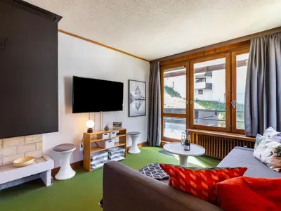 Télévision ou salle de divertissement dans l'établissement Apartment Le Pramecou - Val Claret-15 by Interhome
