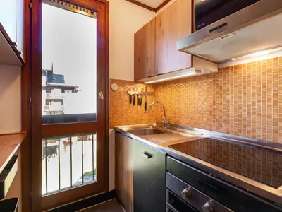 Cuisine ou kitchenette dans l'établissement Apartment Le Pramecou - Val Claret-15 by Interhome