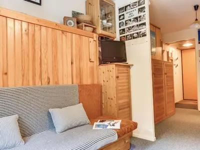 Télévision ou salle de divertissement dans l'établissement Apartment Les Olympiques - Tignes 1800-10 by Interhome