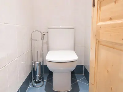 Salle de bains dans l'établissement Studio de Luxe 30m² près des Pistes avec Balcon et Wifi - FR-1-449-47