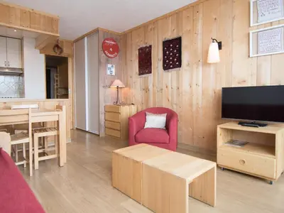 Télévision ou salle de divertissement dans l'établissement Studio de Luxe 30m² près des Pistes avec Balcon et Wifi - FR-1-449-47