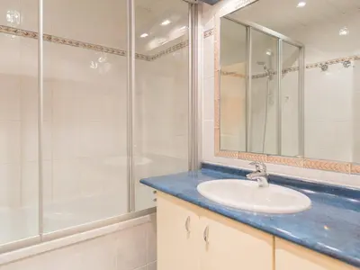 Salle de bains dans l'établissement Studio de Luxe 30m² près des Pistes avec Balcon et Wifi - FR-1-449-47