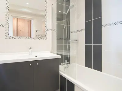 Salle de bains dans l'établissement Duplex rénové 3 pièces au pied des pistes avec WiFi à Tignes - FR-1-449-70