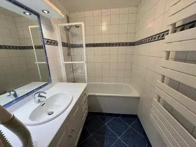 Salle de bains dans l'établissement Studio sud/ouest à Tignes avec accès ski et wifi - FR-1-449-73