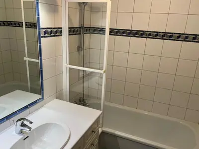 Salle de bains dans l'établissement Studio sud/ouest à Tignes avec accès ski et wifi - FR-1-449-73