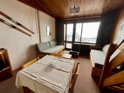 Coin salon dans l'établissement T2 Sud ski au pied, balcon, TV, linge inclus - FR-1-449-92
