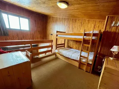 Un ou plusieurs lits dans un hébergement de l'établissement T2 Sud ski au pied, balcon, TV, linge inclus - FR-1-449-92