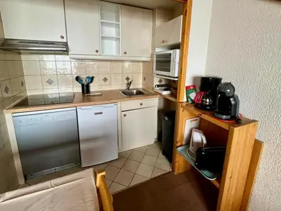 Cuisine ou kitchenette dans l'établissement T2 Sud ski au pied, balcon, TV, linge inclus - FR-1-449-92