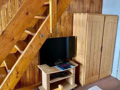 Télévision ou salle de divertissement dans l'établissement T2 Sud ski au pied, balcon, TV, linge inclus - FR-1-449-92