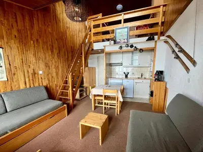 Cuisine ou kitchenette dans l'établissement T2 Sud ski au pied, balcon, TV, linge inclus - FR-1-449-92