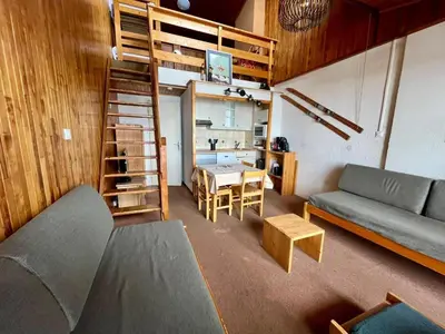 Cuisine ou kitchenette dans l'établissement T2 Sud ski au pied, balcon, TV, linge inclus - FR-1-449-92