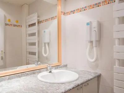 Salle de bains dans l'établissement 2 pièces luxe, ski aux pieds, balcon sud/ouest - FR-1-449-98