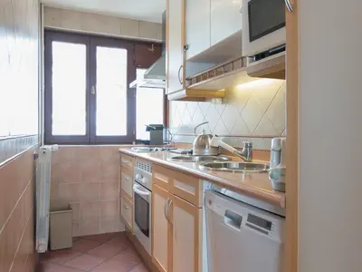 Cuisine ou kitchenette dans l'établissement 2 pièces luxe, ski aux pieds, balcon sud/ouest - FR-1-449-98