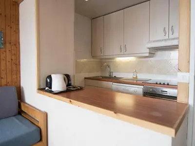 Cuisine ou kitchenette dans l'établissement Appartement 2 Pièces, Près des Pistes, Balcon et Wifi Gratuit - FR-1-449-99
