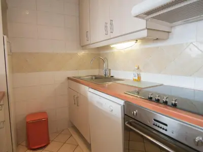Cuisine ou kitchenette dans l'établissement Appartement 2 Pièces, Près des Pistes, Balcon et Wifi Gratuit - FR-1-449-99