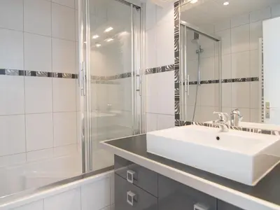 Salle de bains dans l'établissement Appartement 2 Pièces, Près des Pistes, Balcon et Wifi Gratuit - FR-1-449-99