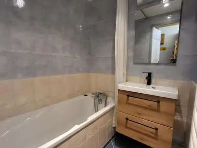 Salle de bains dans l'établissement Studio exposé sud à 500 m des pistes avec Wi-Fi - FR-1-449-102