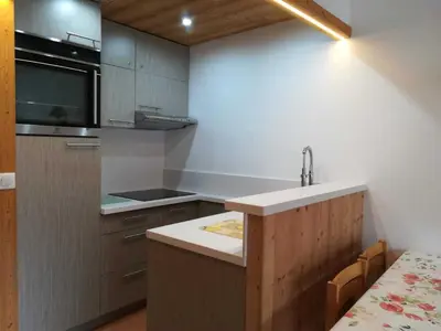 Cuisine ou kitchenette dans l'établissement Studio exposé sud à 500 m des pistes avec Wi-Fi - FR-1-449-102