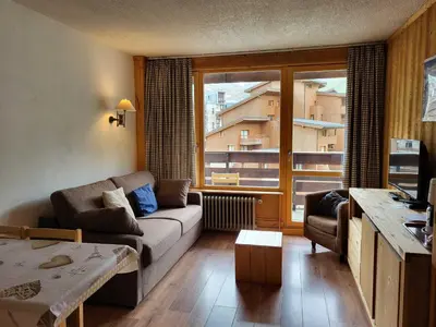 Coin salon dans l'établissement Studio exposé sud à 500 m des pistes avec Wi-Fi - FR-1-449-102
